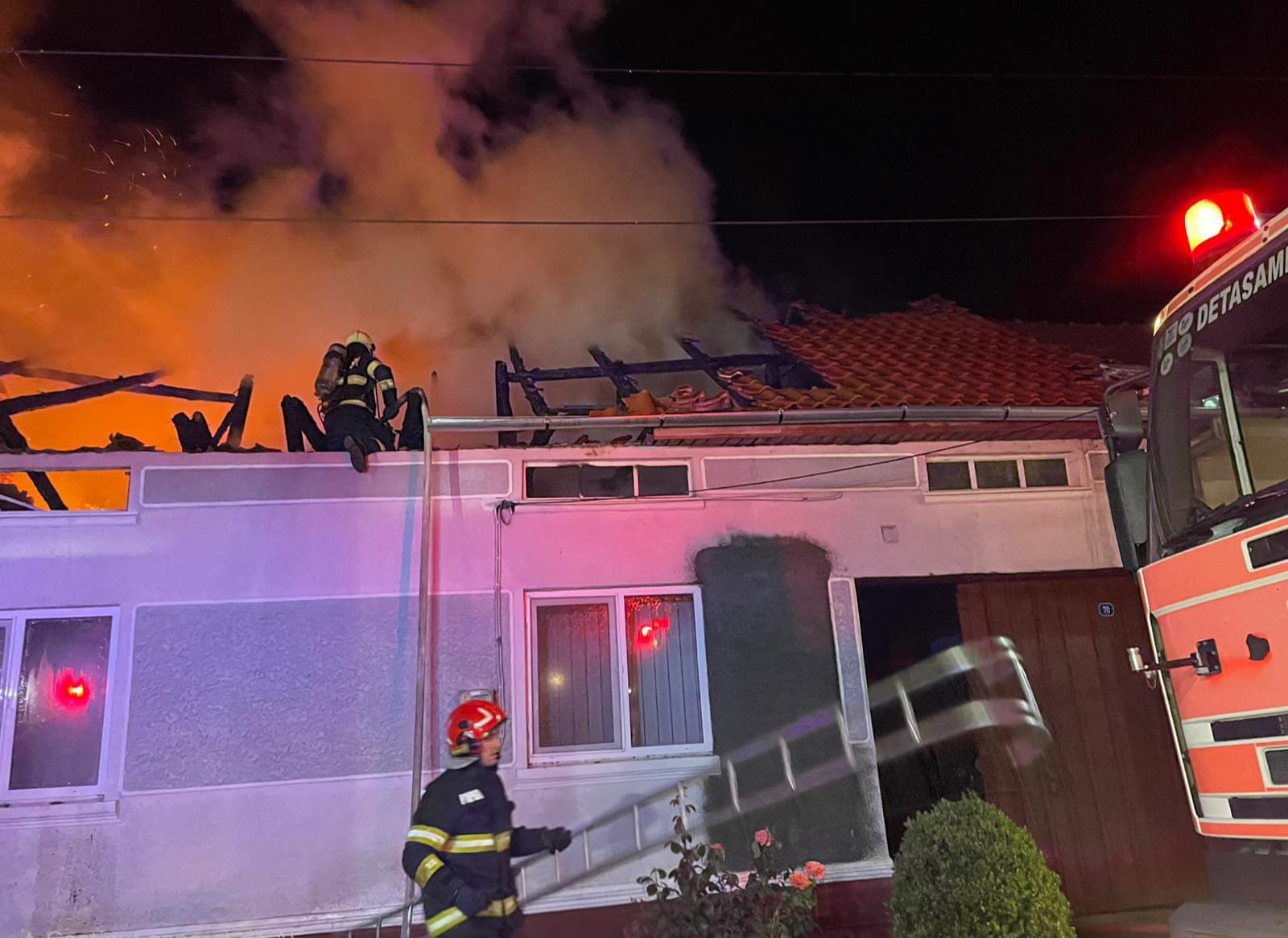 Incendiu masiv în Caraș-Severin: Trei case distruse, zeci de păsări moarte
