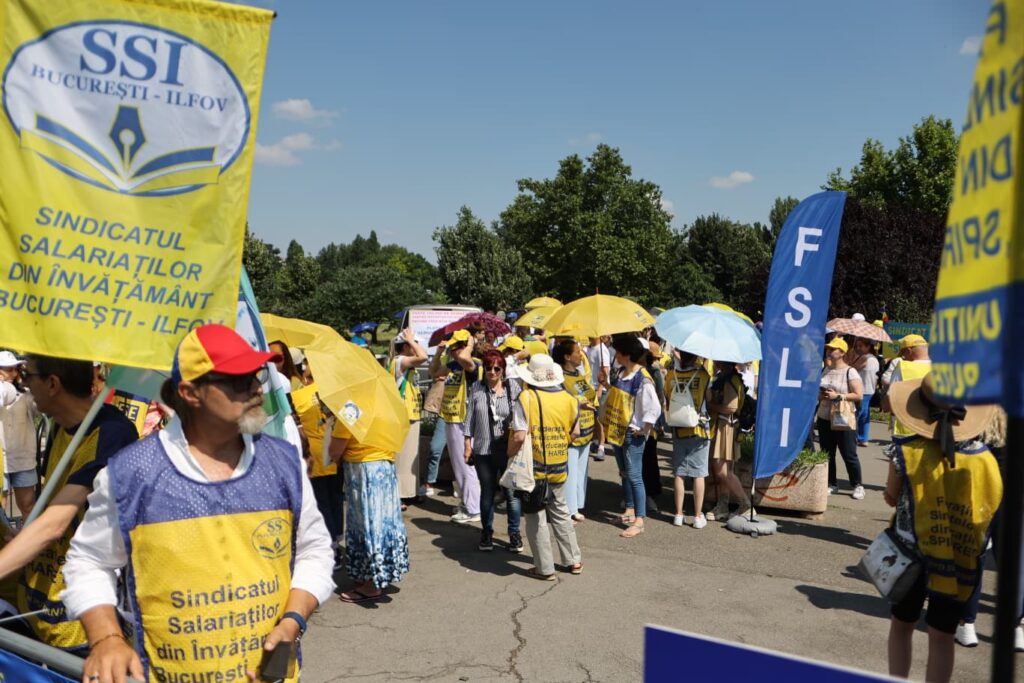 Teachers protest in front of Parliament: 160,000 signatures for amending the Education Law