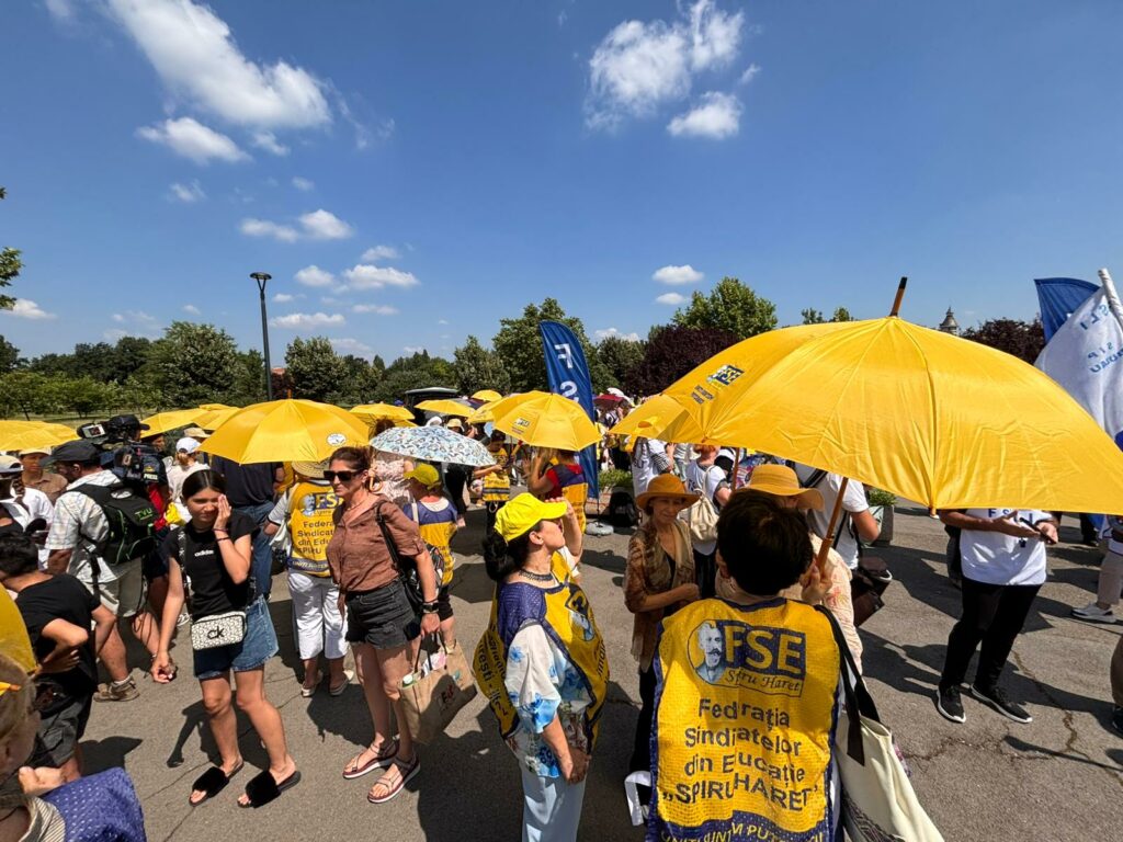 Profesorii protestează în fața Parlamentului cu câteva zile înainte de Bacalaureat / Cer normă redusă și clase cu mai puțini elevi: „Vocația nu ține de foame”