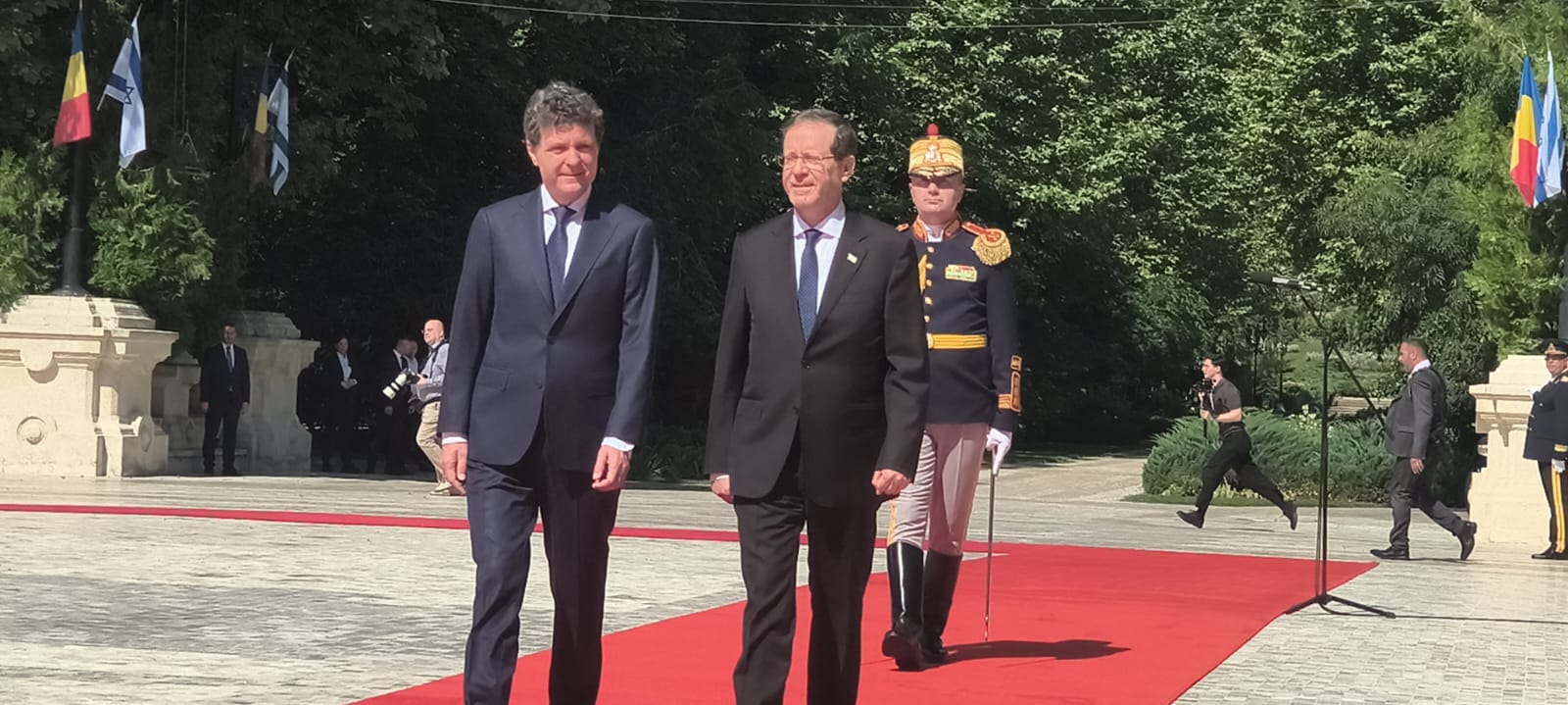 Nicușor Dan, vizite diplomatice și schimbare de stil vestimentar