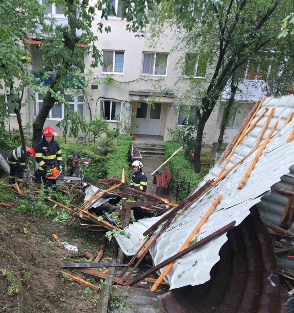 Zeci de mesaje Ro-Alert în țară din cauza vijeliilor: case inundate, copaci și acoperișuri la pământ, mașini distruse. Un om a murit