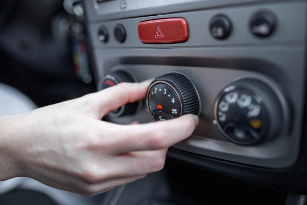 Șoferii riscă amenzi dacă pornesc aerul condiționat în mașina parcată pe caniculă