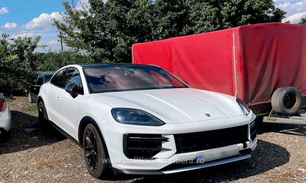 Un bolid de aproape 160.000 de euro, confiscat în Cehia, tractat pe platformă în România