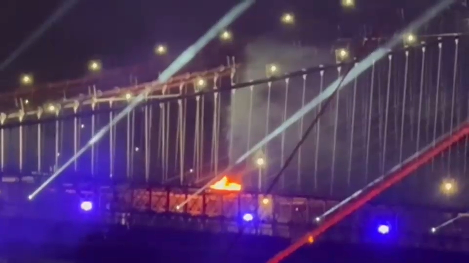 Incendiu pe Podul Brooklyn în timpul focului de artificii de 4 Iulie. Spectacolul a început mai devreme din cauza furtunilor