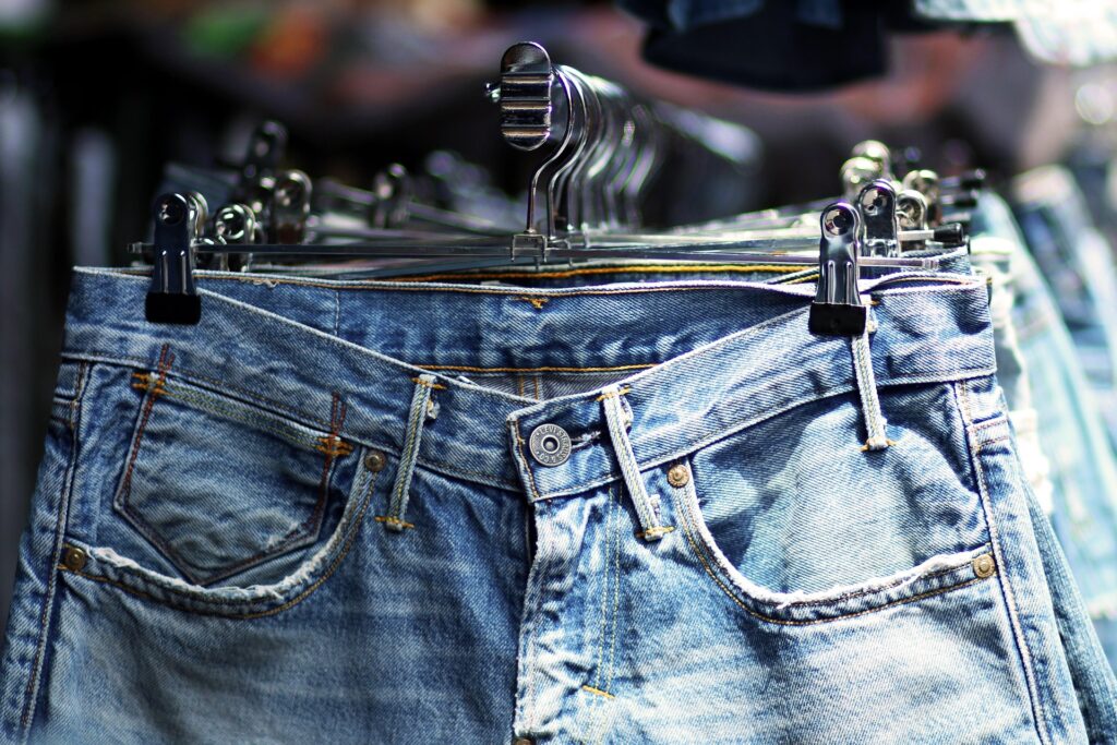 Guvernul francez introduce taxe de până la 20 de euro pentru platformele de fast-fashion