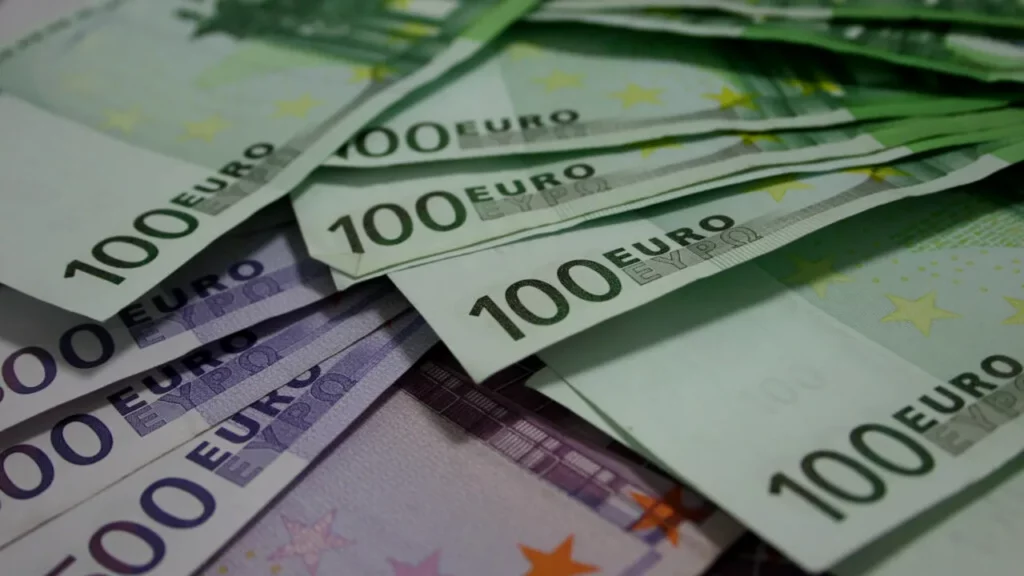 Demnitarii români trebuie să își declare averile. Ce conține și cum arată noua declarație de interese financiară, în legea adoptată de Camera Deputaților. Ce modificări s-au făcut în noua lege a Integrității