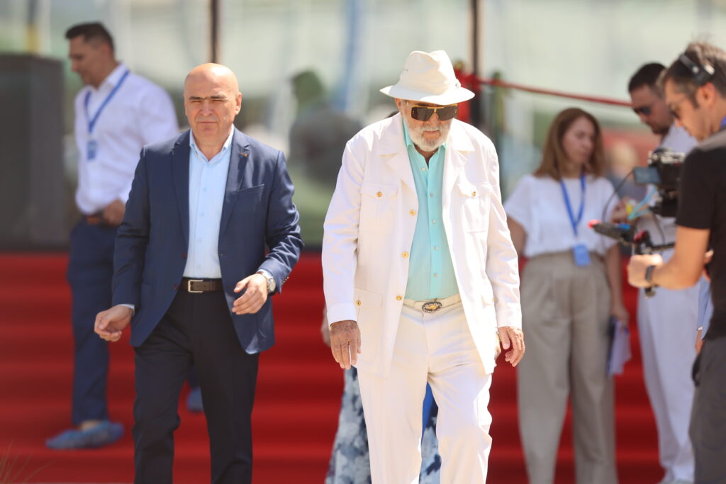 Ceremonia de inaugurare a sălii de gimnastică a Nadiei Comăneci, GymNadia. La eveniment participă Ion Țiriac, Ilie Năstase, dar și premierul Bolojan