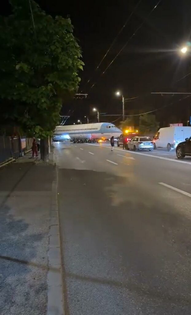 Un avion a "aterizat" pe o stradă din Cluj-Napoca, blocând traficul. Ce s-a întâmplat