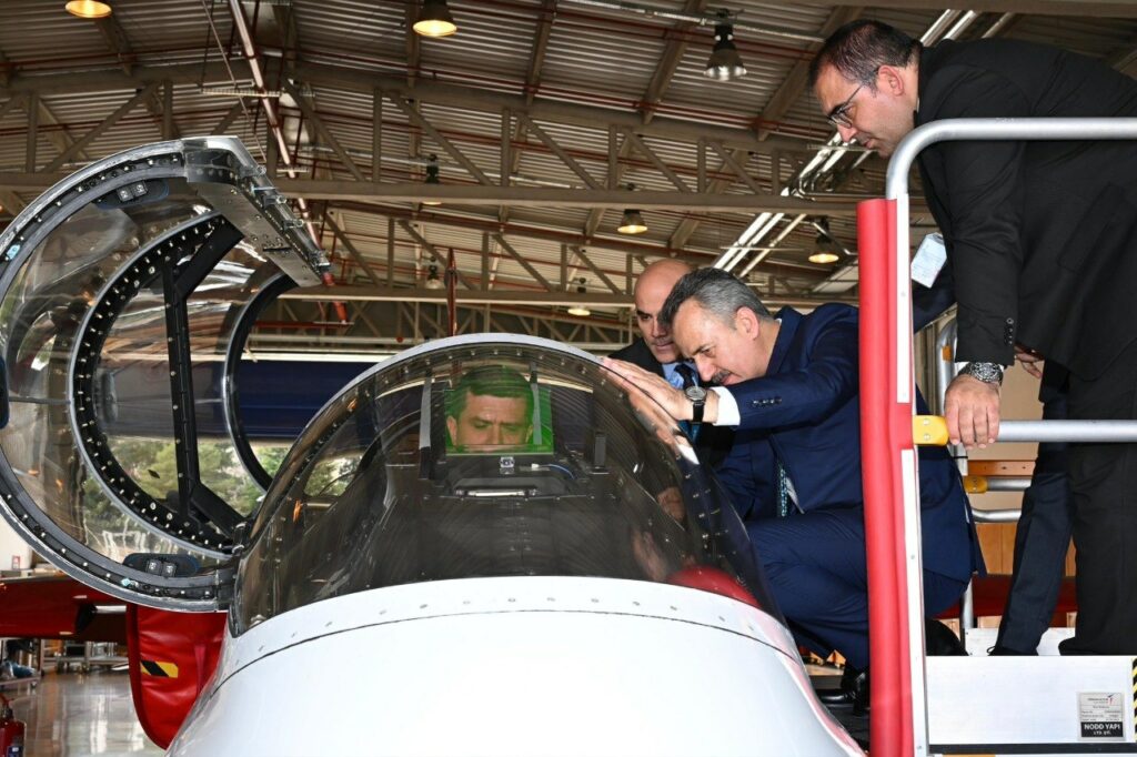 Radu Miruță, în carlinga unei aeronave în Turcia, înaintea Summitului NATO. Ce vizită a făcut