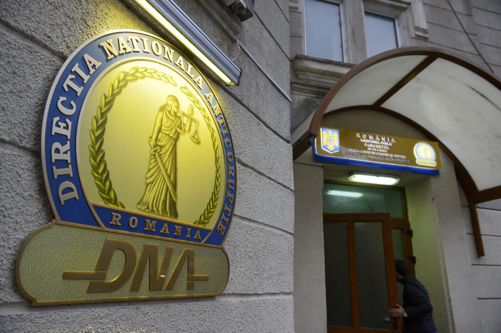 Șeful unei secții de poliție din Giurgiu, reținut de DNA după ce ar fi luat mită pentru a opri controalele asupra unor transporturi