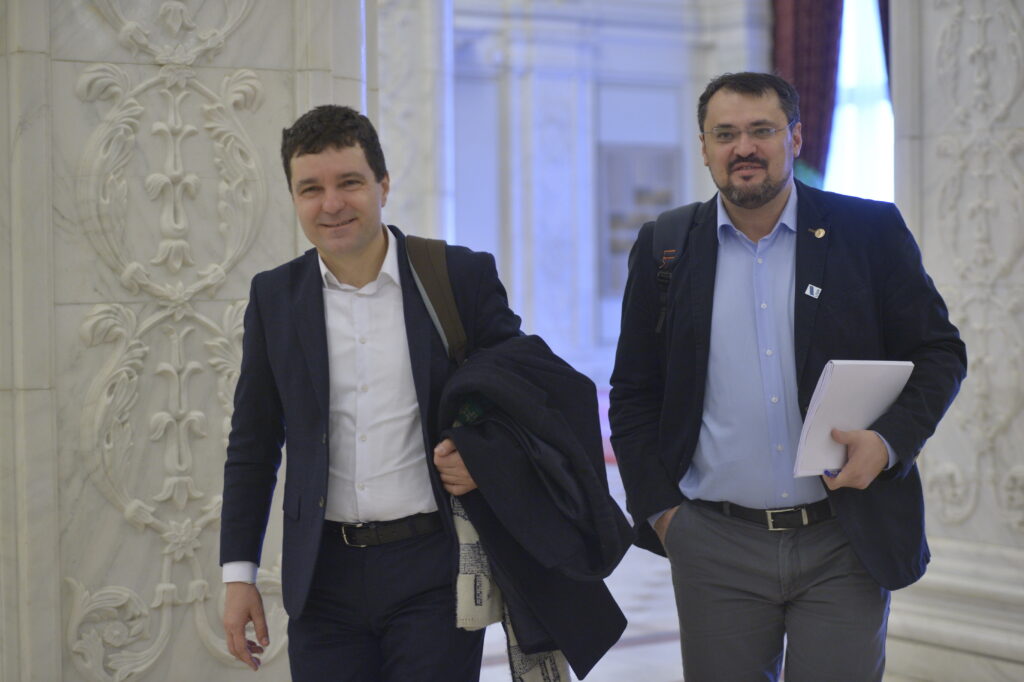 Cristian Ghinea (USR), îl desființează pe Nicușor Dan: „Un tăntălău ajuns în locuri greșite”. Acuzații despre campania din 2025