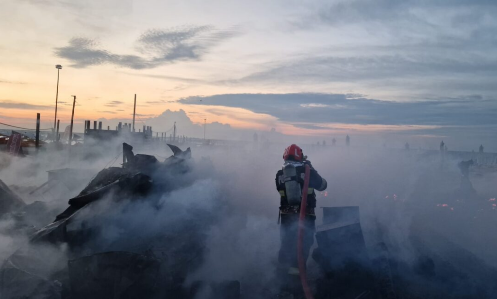 Cauza incendiului care a distrus beach barurile H2O și Crazy din Mamaia. Flăcările au mistuit 600 de metri pătrați
