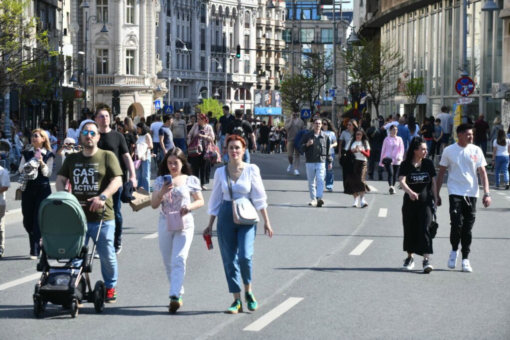 „Străzi deschise în București” cu o expoziție de mașini clasice și ultimele curse ale tramvaielor Tatra