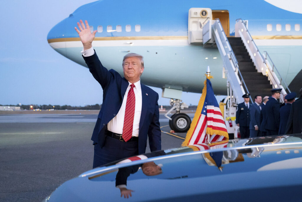 Noul Air Force One al lui Trump a zburat deasupra Muntelui Rushmore de Ziua Independenței SUA