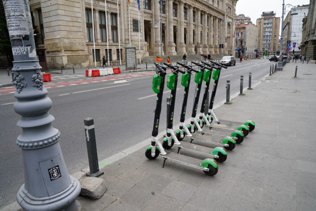 Ce ai voie și ce nu ai voie să faci cu trotineta electrică. Regulile pe care mulți le încalcă fără să știe