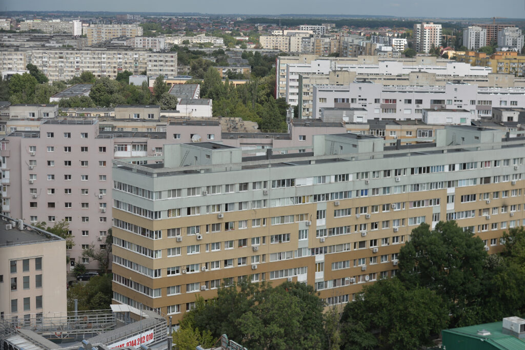 Românii din blocurile fără ascensor ar putea beneficia de finanțare pentru instalarea de lifturi