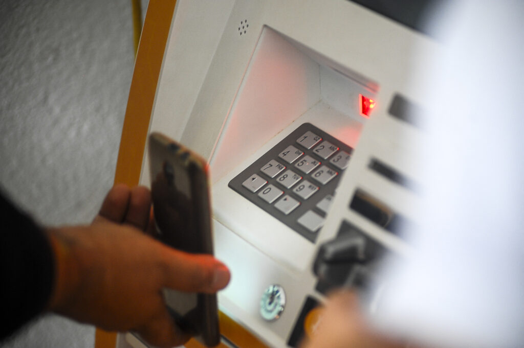 Bancomatele pierd teren în Franța. Numărul lor a scăzut cu aproape 1800 anul trecut
