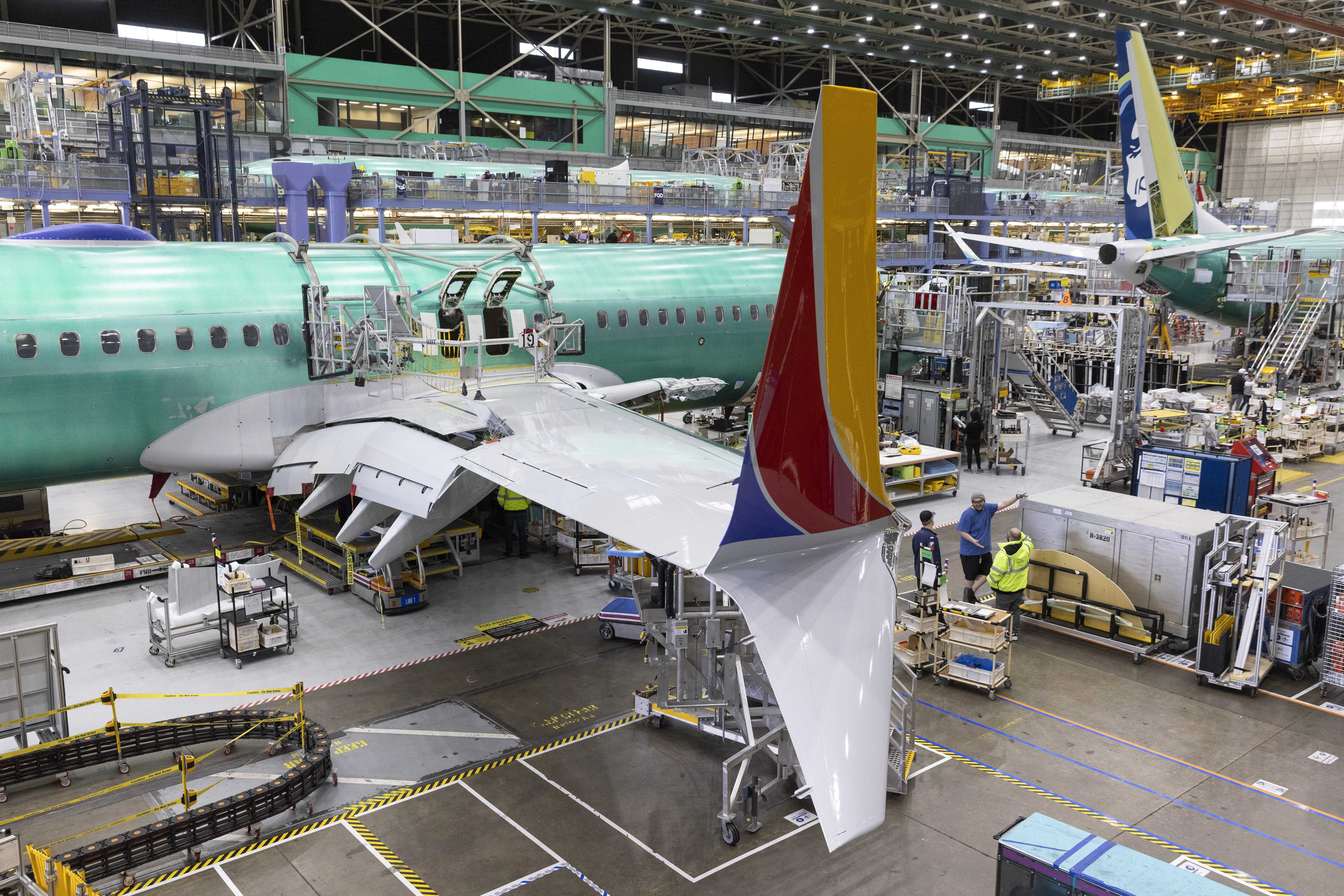 Sute de avioane Boeing 737 MAX trebuie verificate după descoperirea unei erori la montarea scaunelor. Ce înseamnă pentru pasageri