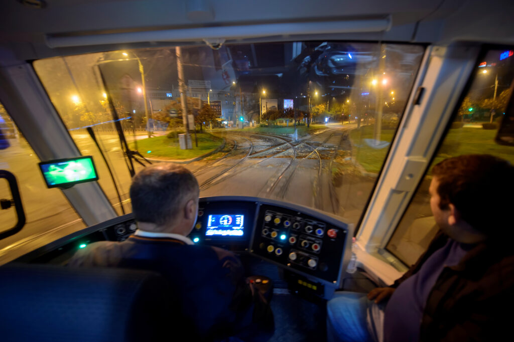 Cât costă, de fapt, un kilometru parcurs de un tramvai în București. Suma este cu aproape 40% peste cea din Cluj. Călători acoperă doar 17-19% din costurile serviciului