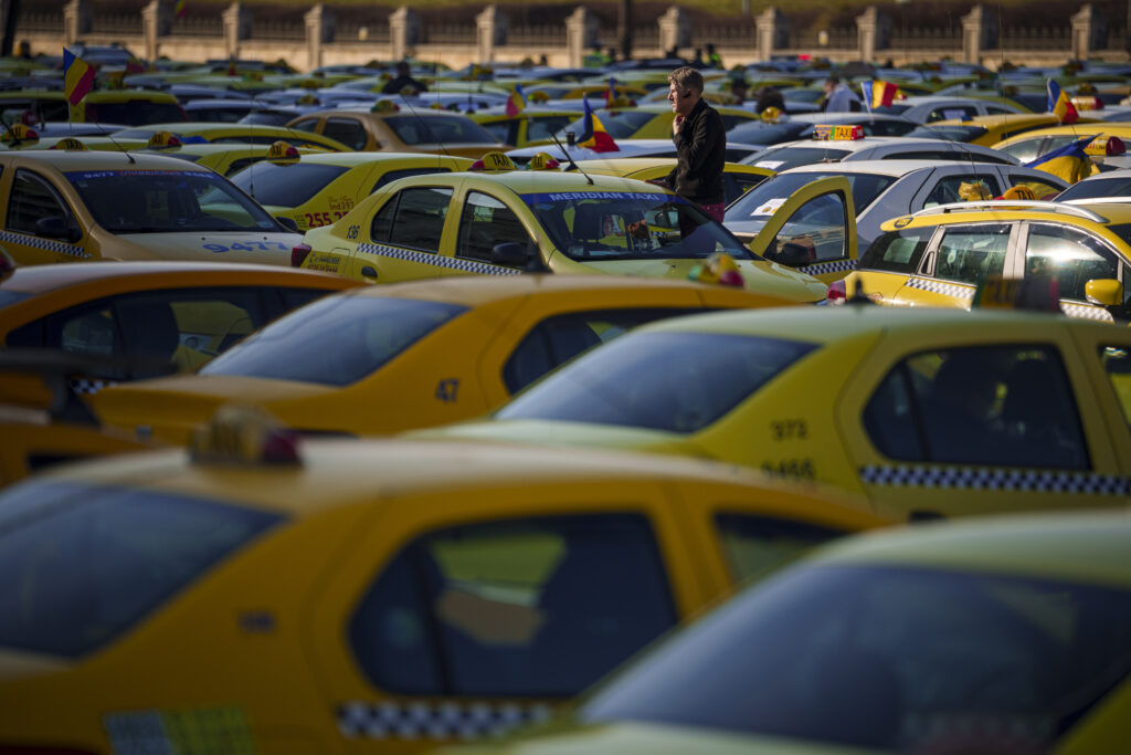 Controale la taxiuri și transport alternativ în marile gări: 128 de amenzi în valoare de peste 51.600 de lei