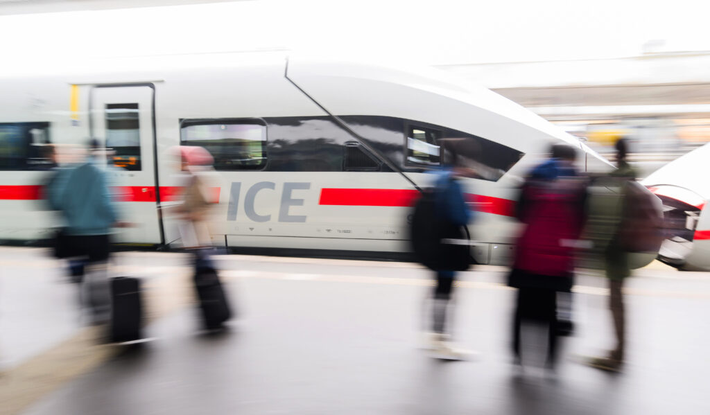 Un tren de mare viteză din Germania a fost oprit pentru o urgență neașteptată. Conductorul a fugit să cumpere hârtie igienică