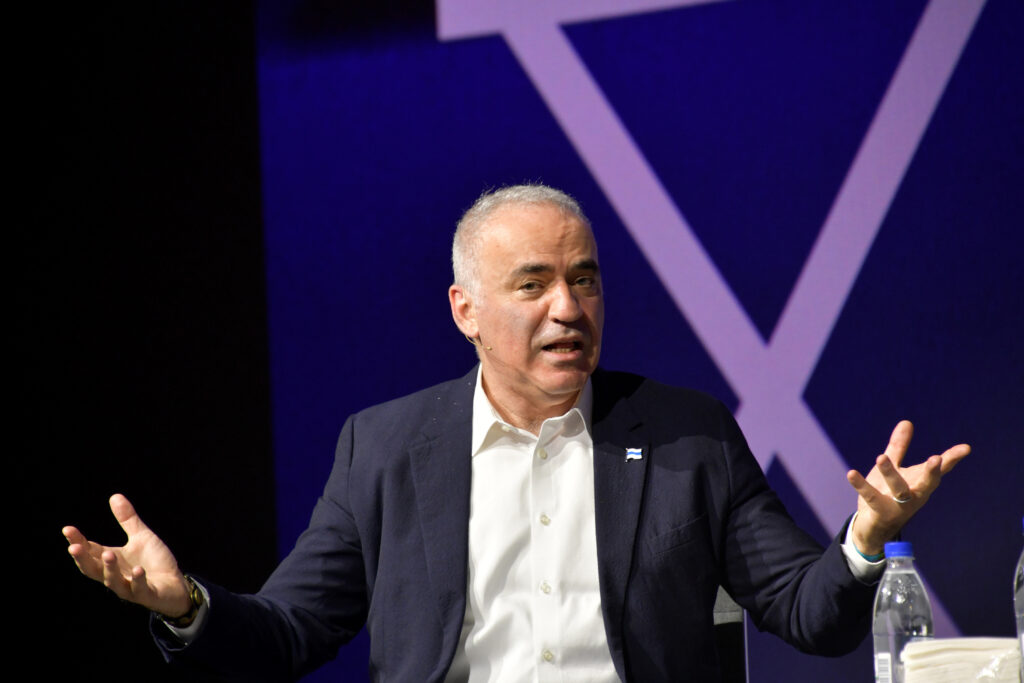 Avertismentul lui Garry Kasparov: „Așteptați-vă la o escaladare, nu la negocieri” din partea lui Putin