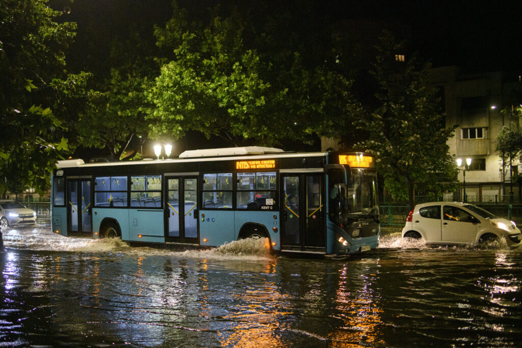 ANM: Vremea se răcește în București. Meteorologii au emis un cod portocaliu de ploi torențiale