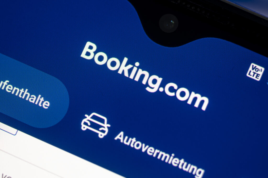 Nouă metodă de fraudă pe Booking: Hackerii folosesc date reale ale turiștilor pentru a le fura banii