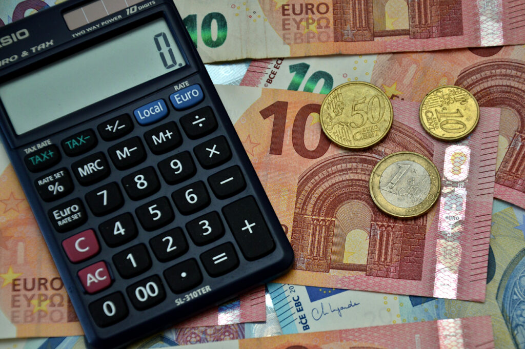 Studiu: Problemele financiare persistente pot accelera îmbătrânirea creierului
