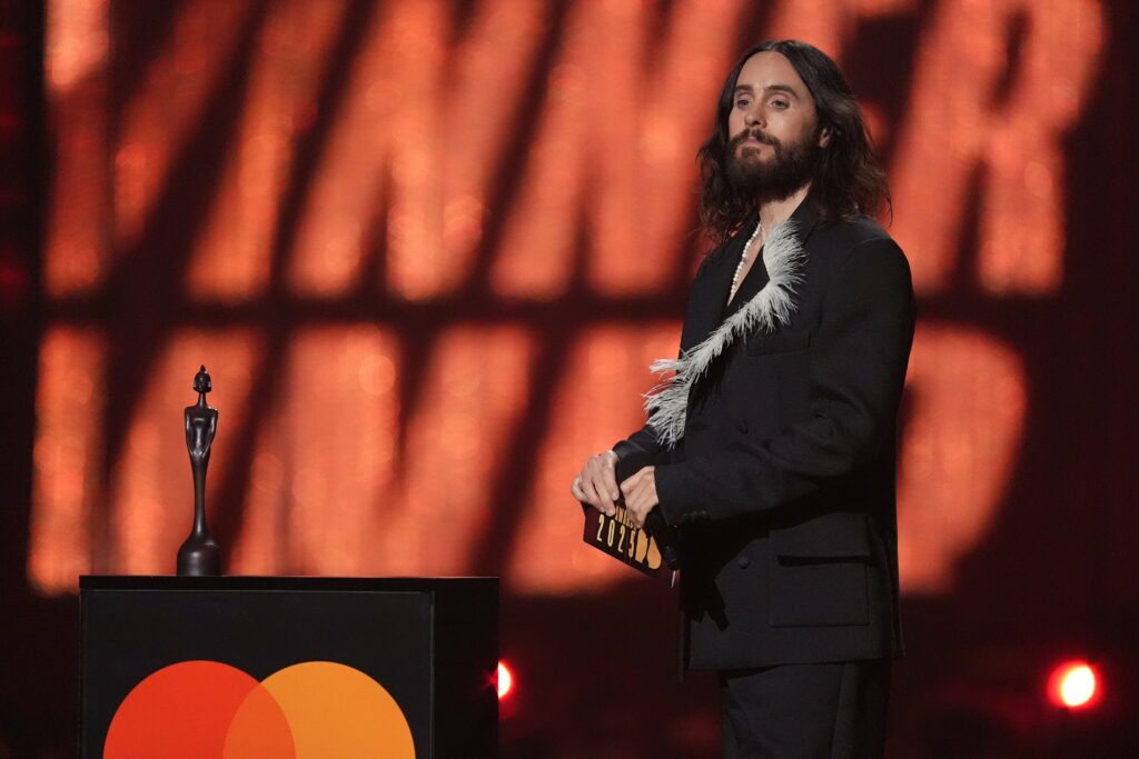 BBC: Zece femei îl acuză pe Jared Leto de hărțuire și abuz sexual. Unele spun că erau minore la momentul faptelor