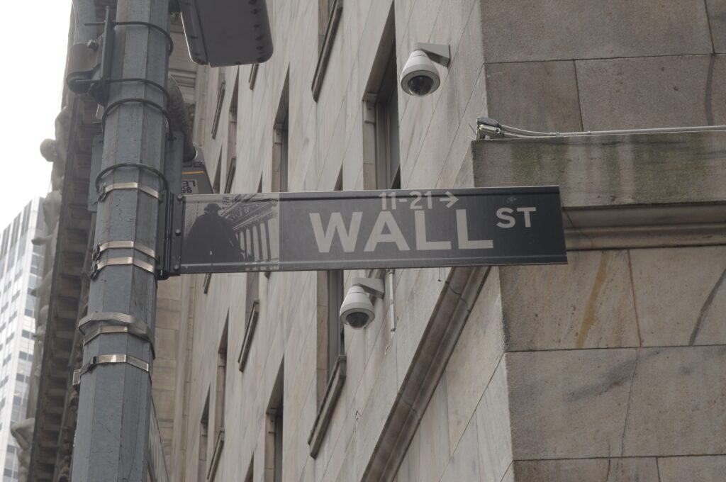 Wall Street încheie pe minus, pe fondul scumpirii petrolului și al randamentelor de 5% la titlurile de stat