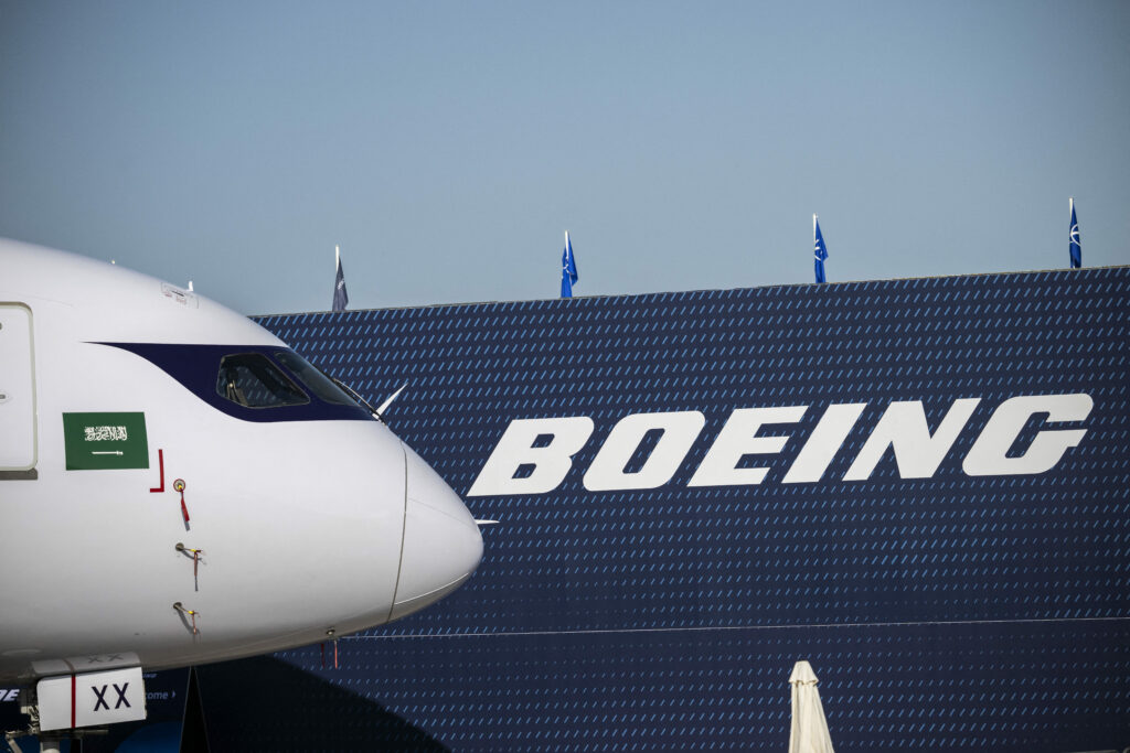 Sute de avioane Boeing 737 MAX trebuie verificate după descoperirea unei erori la montarea scaunelor. Ce înseamnă pentru pasageri
