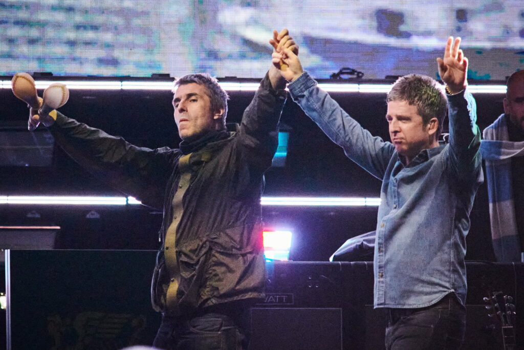 A fost dezvăluit primul trailer pentru documentarul despre turneul Live ’25 al trupei Oasis. Când va fi lansat.