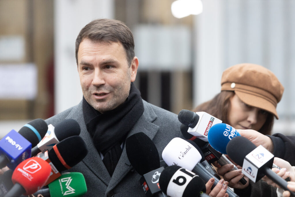 Replica lui Drulă după acuzațiile lui Grindeanu: "Aproape că mă simt vinovat că sunt în concediu"
