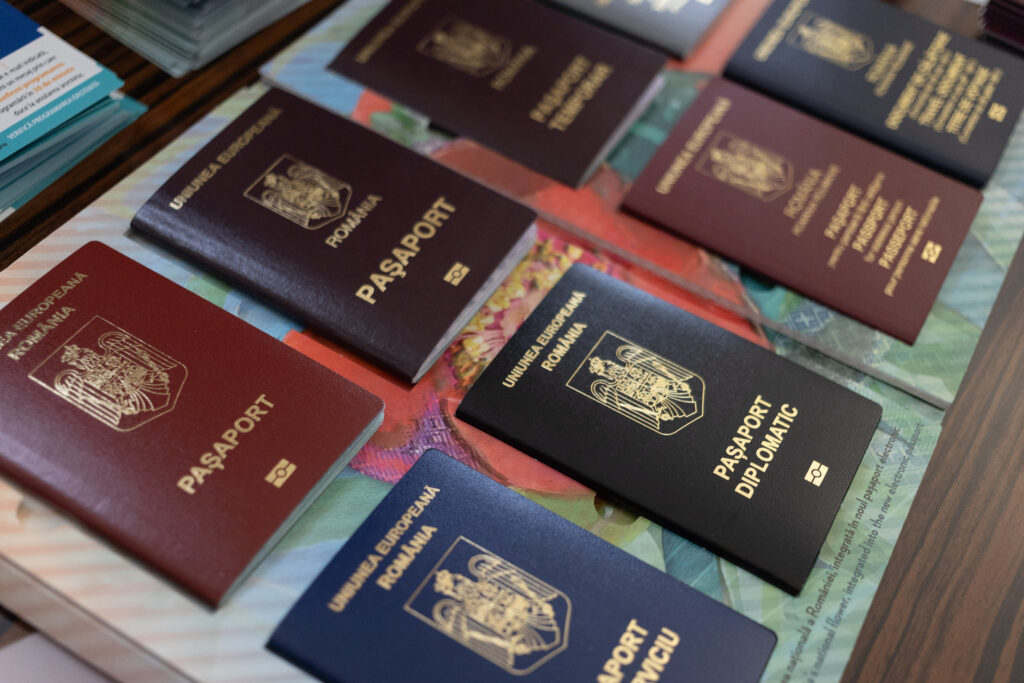 Țările în care românii plătesc cele mai scumpe vize turistice. Unele taxe depășesc costul biletului de avion