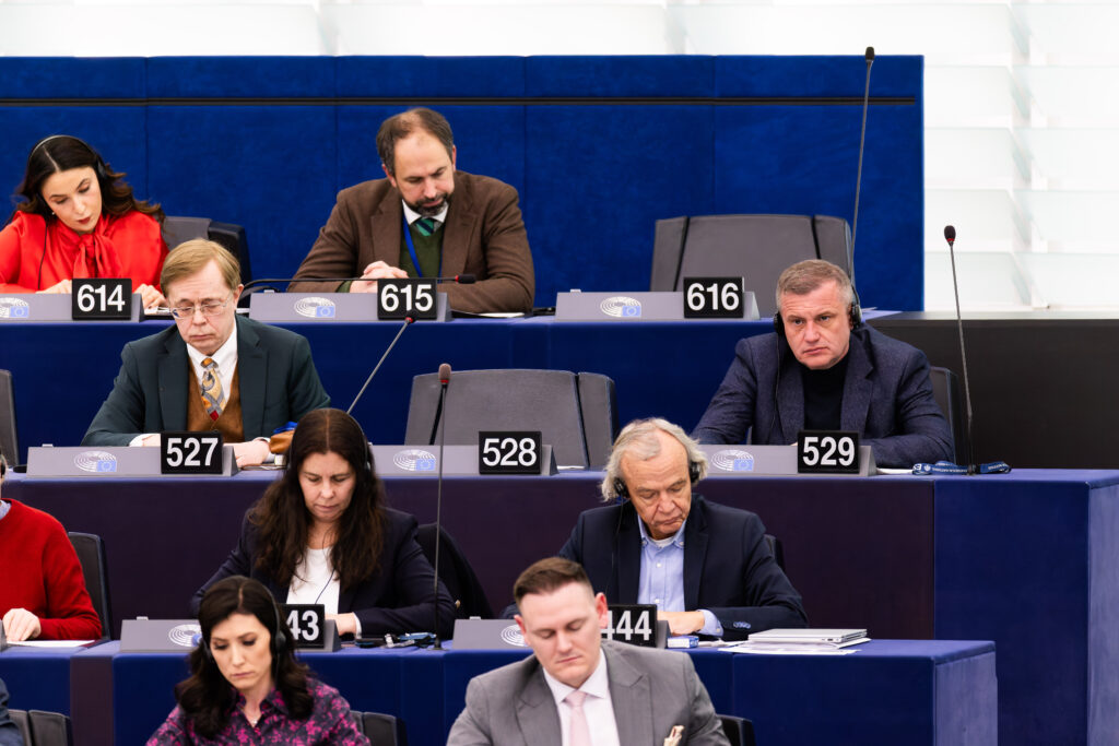 Sloganurile antiimigrație din Parlamentul European ajung în atenția poliției: un eurodeputat este acuzat de rasism