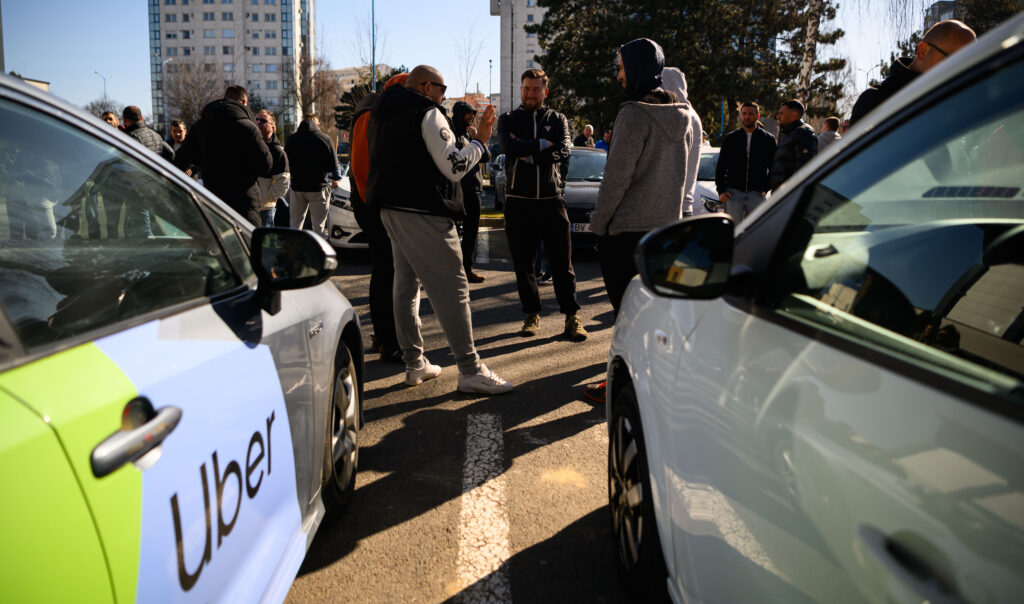 Șoferul Uber refuză să transporte patru pasageri? Cum se pot apăra clienții. Ce spun Uber și ANPC pentru Mediafax