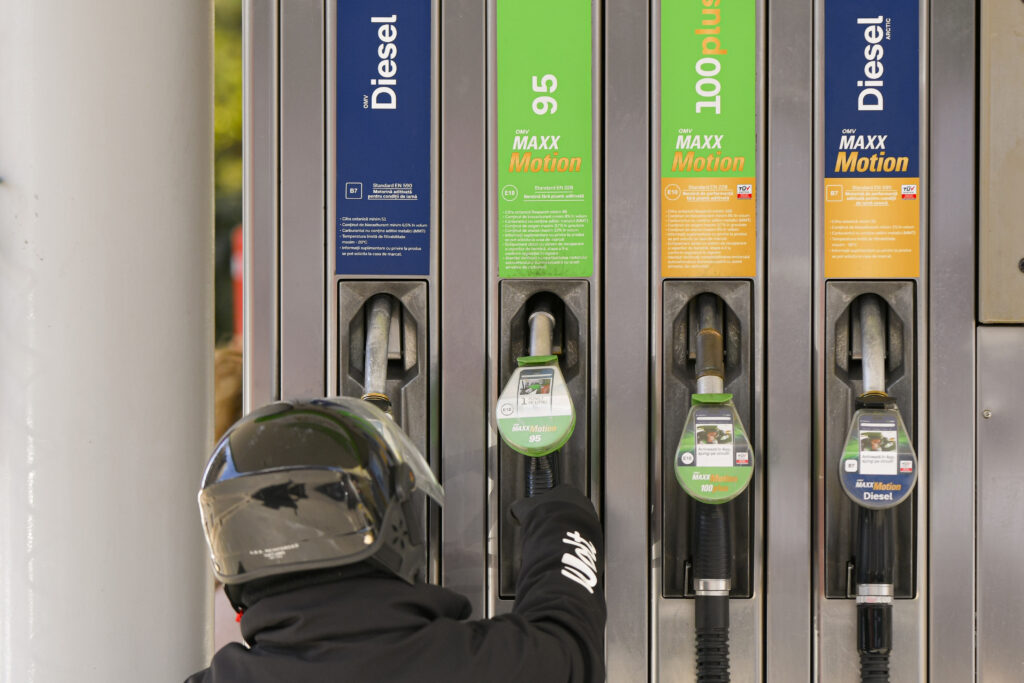 Noi scumpiri la carburanți. Motorina sare de 10 lei pe litru la Petrom și Rompetrol. Guvernul pregătește o reducere temporară a accizei