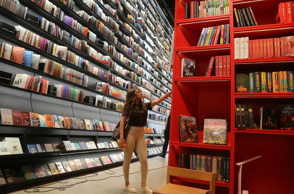 Ce este „biblioterapia” și de ce tot mai mulți oameni apelează la ea?