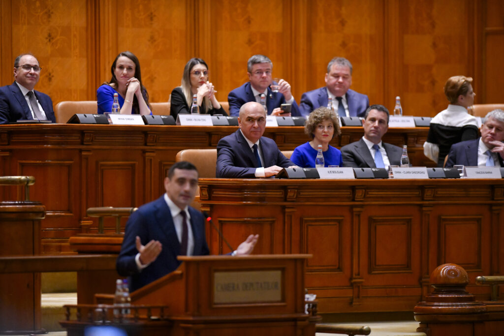 Sondaj CURS: AUR conduce cu 34%. Scorurile PSD, PNL și USR. Opt din zece români spun că țara merge într-o direcție greșită