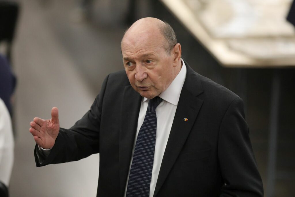 Băsescu, despre riscul unei crize a carburanților: „Trebuie negociat cu ucrainenii să nu se mai joace cu dronele când e vorba de interes românesc”