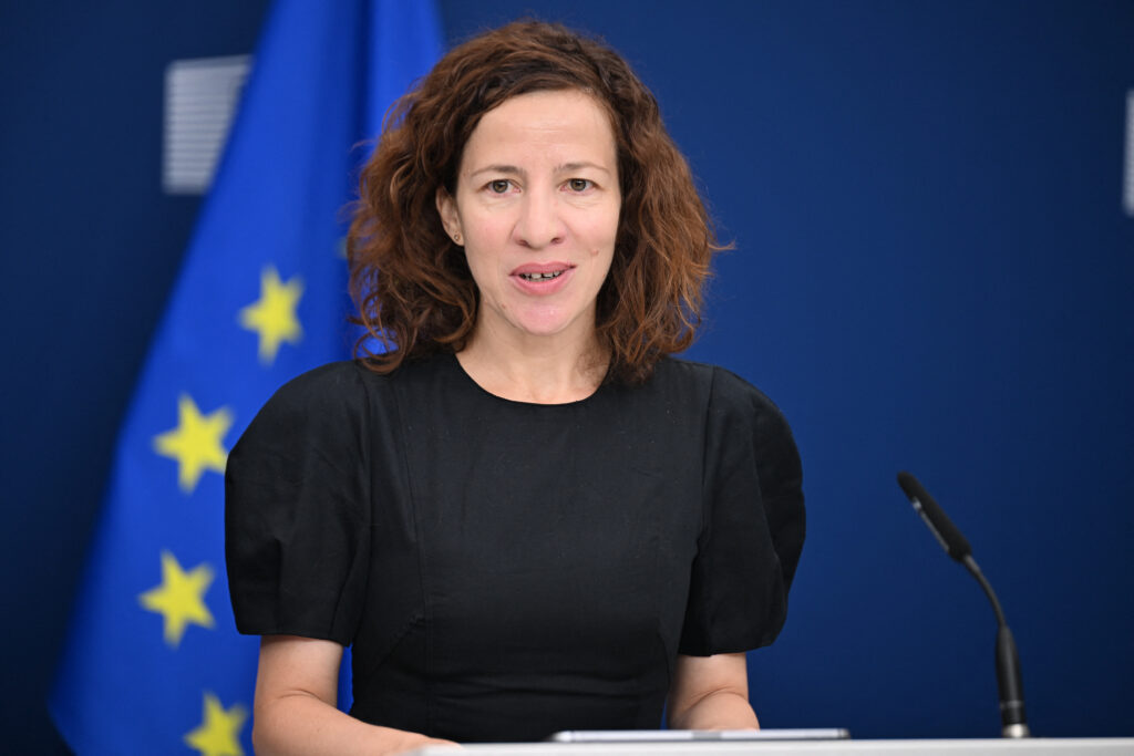 Bruxelles-ul adoptă noile reguli privind certificatele de emisii. Roxana Mînzatu: „Europa se poate decarboniza fără să-și închidă fabricile”. Ce beneficii are România