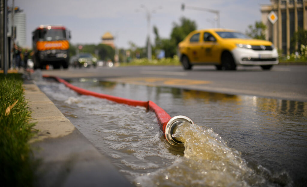 Avertizare meteo pentru București. Ploi torențiale, descărcări electrice și vijelii
