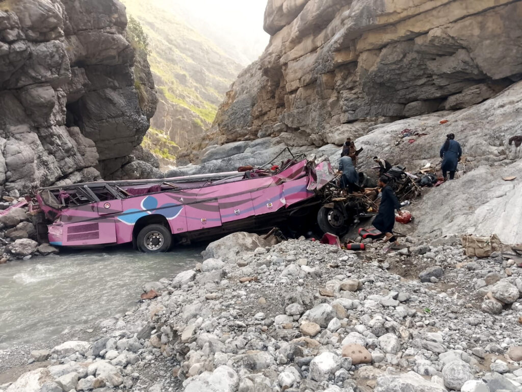 Cel puțin 40 de persoane au murit după ce un autobuz a căzut într-o prăpastie în Pakistan
