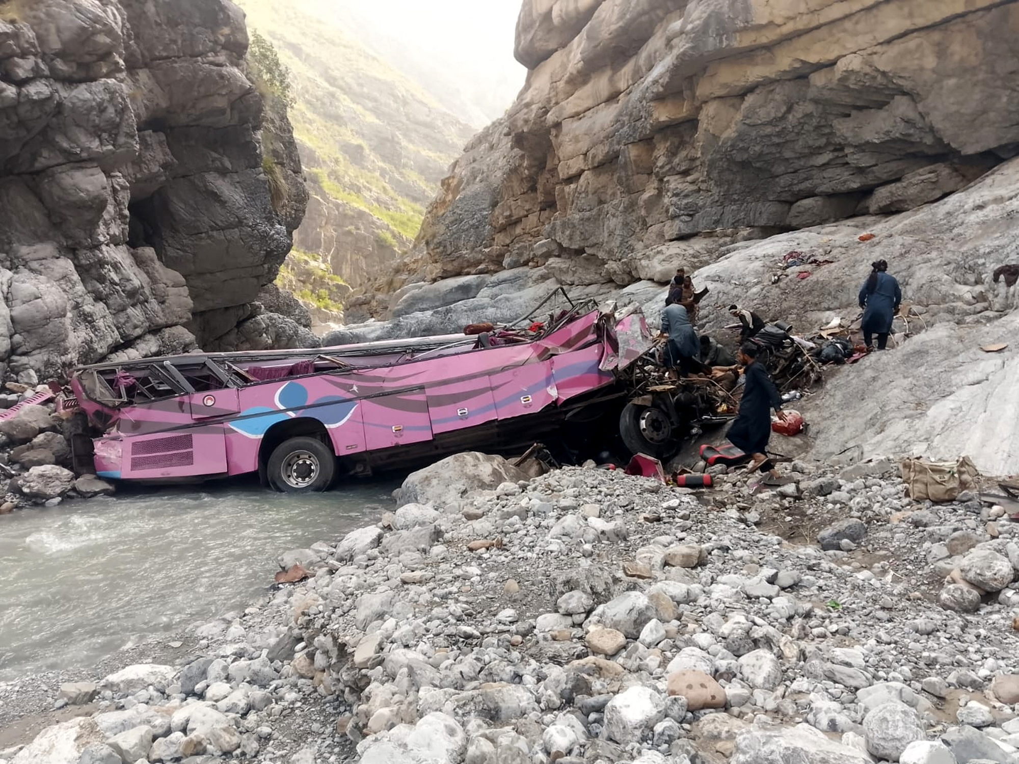 Tragedie în Pakistan: Peste 40 de morți după ce un autobuz a căzut într-o prăpastie