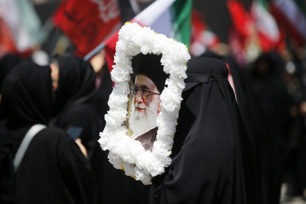 Iran: Fiii lui Ali Khamenei plâng în fața sicriului tatălui lor. Mojtaba este încă absent