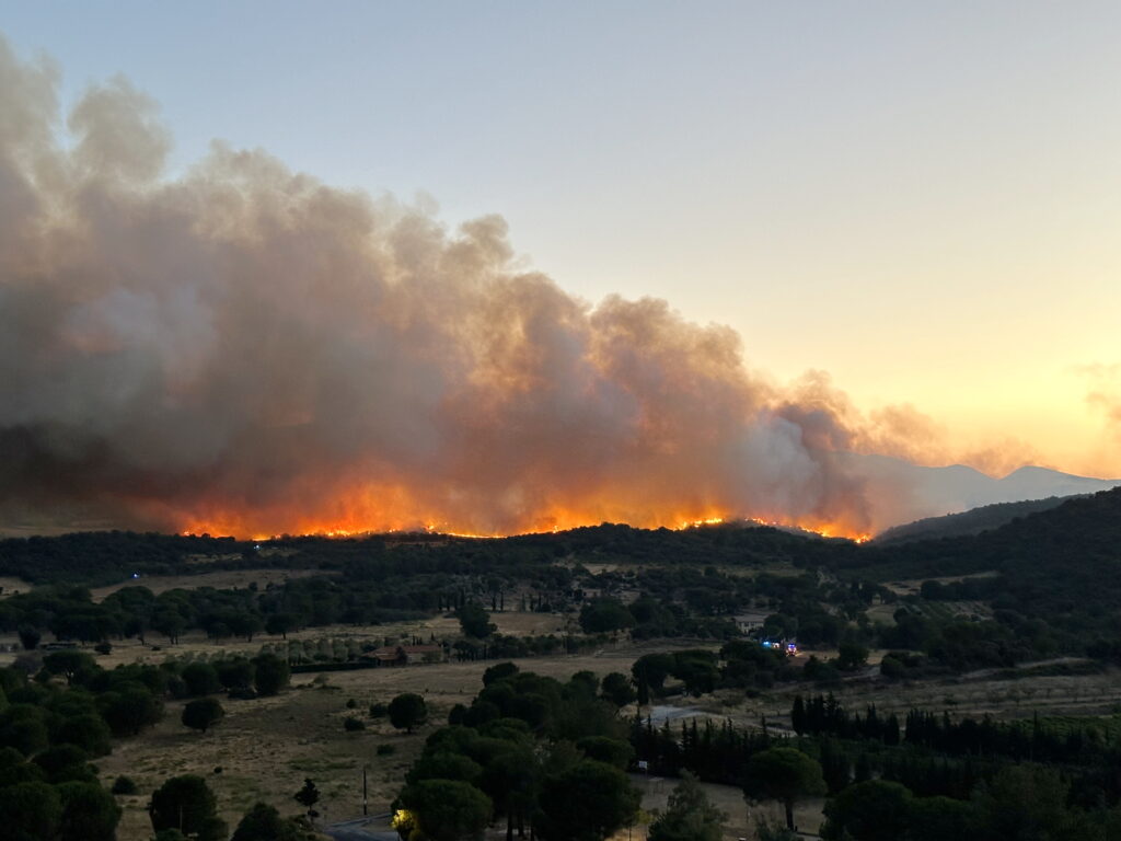 Incendiu major de vegetație în Munții Pirinei. Flăcările ar putea afecta desfășurarea Turului Franței