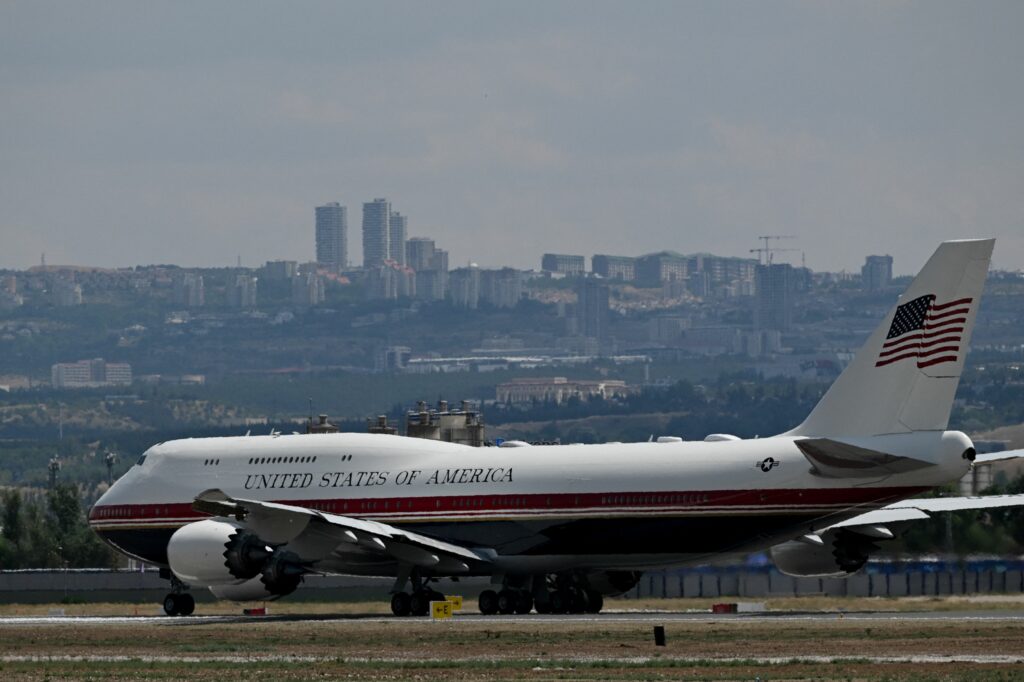 Trump trimite avionul Air Force One la modernizare. Ce probleme de securitate are aeronava primită din Qatar