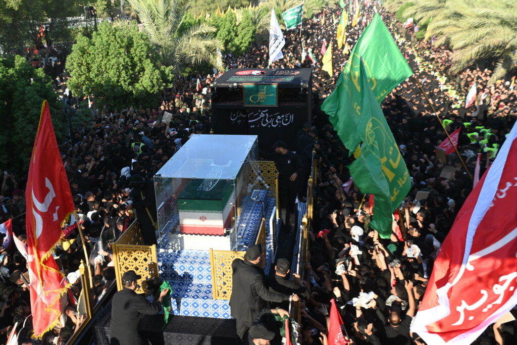 Sicriul lui Ali Khamenei a ajuns în Irak. Mii de oameni participă la funeralii
