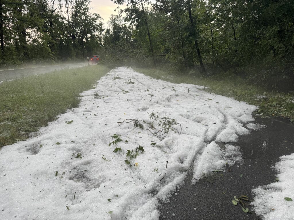 Alertă de vreme severă imediată. Cod roșu în Neamț. Grindina uriașă și vijeliile puternice lovesc mai multe localități